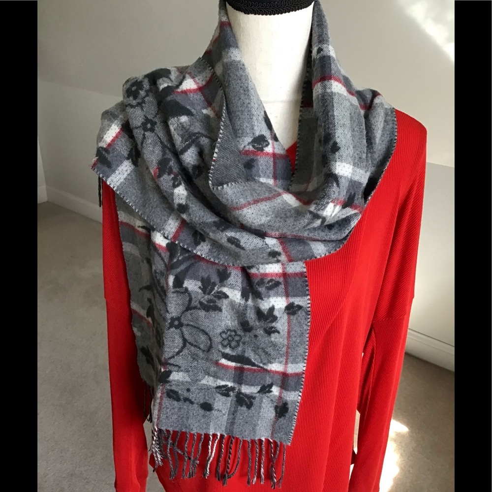 🖤🧣Croft & Barrow Soft Grey Floral Plaid Fringed Winter Scarf